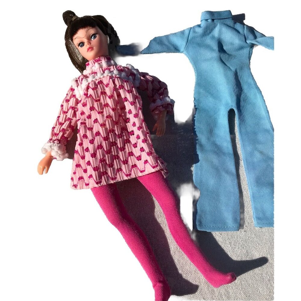 VTG 70s  Uneeda Dollikin Fashion Action Doll W Clothes Retro HTF 11.5” Brunette